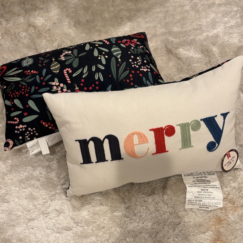 “Merry' Holiday Pillow Set- new! Set of 2